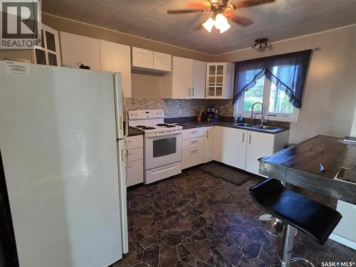 220 4Th Street Nw, Wadena, SK - Indoor Photo Showing Kitchen With Double Sink