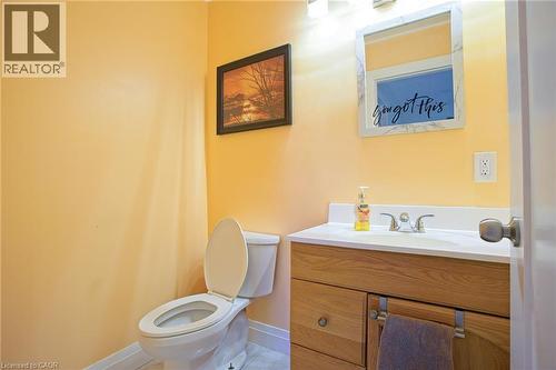 39 Ainsworth Street, Stoney Creek, ON - Indoor Photo Showing Bathroom
