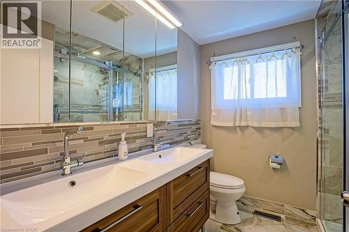 39 Ainsworth Street, Stoney Creek, ON - Indoor Photo Showing Bathroom