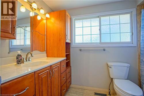 39 Ainsworth Street, Stoney Creek, ON - Indoor Photo Showing Bathroom