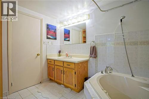 39 Ainsworth Street, Stoney Creek, ON - Indoor Photo Showing Bathroom