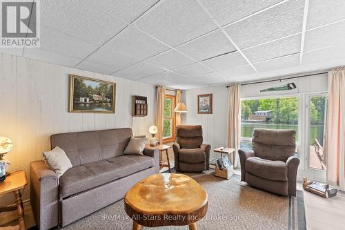 55 Fire Route 393, Trent Lakes, ON - Indoor Photo Showing Living Room