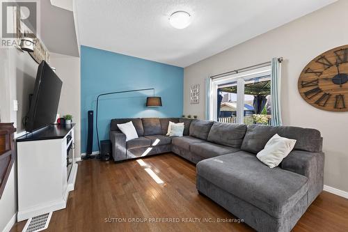 3288 Turner Crescent, London South (South U), ON - Indoor Photo Showing Living Room