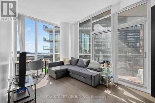 5102 - 45 Charles Street E, Toronto, ON - Indoor Photo Showing Living Room