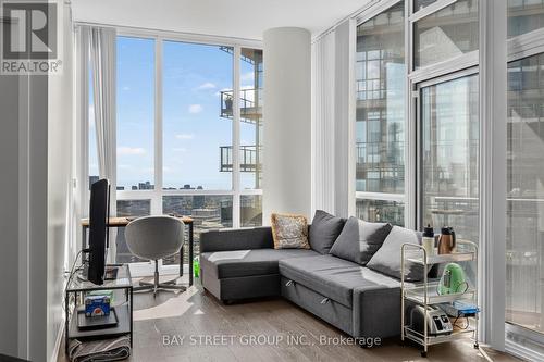 5102 - 45 Charles Street E, Toronto, ON - Indoor Photo Showing Living Room