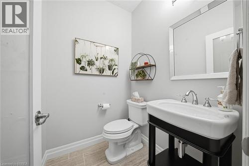 14 Ellington Place, Brantford, ON - Indoor Photo Showing Bathroom