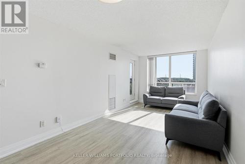 607 - 48 Suncrest Boulevard, Markham, ON - Indoor Photo Showing Living Room