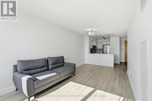 607 - 48 Suncrest Boulevard, Markham, ON - Indoor Photo Showing Living Room