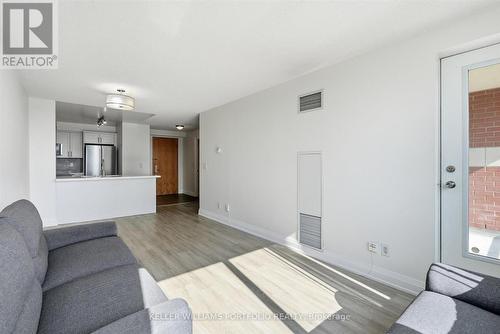 607 - 48 Suncrest Boulevard, Markham, ON - Indoor Photo Showing Living Room