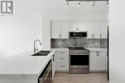 607 - 48 Suncrest Boulevard, Markham, ON - Indoor Photo Showing Kitchen With Double Sink