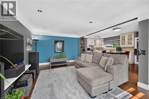 Open concept living area featuring wood-finish flooring, recessed lighting, and crown molding - 386 Upper Kenilworth Avenue, Hamilton, ON - Indoor Photo Showing Living Room