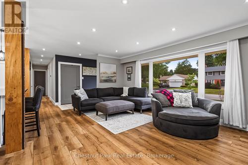 583 6Th Street W, Owen Sound, ON - Indoor Photo Showing Living Room