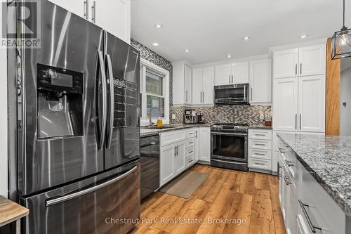 583 6Th Street W, Owen Sound, ON - Indoor Photo Showing Kitchen With Upgraded Kitchen