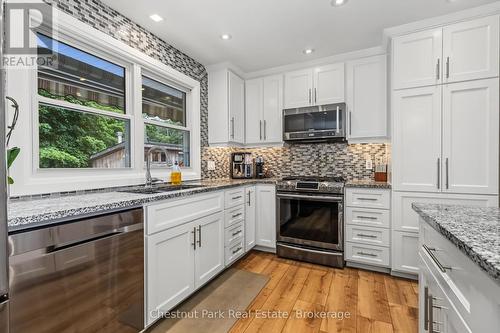 583 6Th Street W, Owen Sound, ON - Indoor Photo Showing Kitchen With Upgraded Kitchen