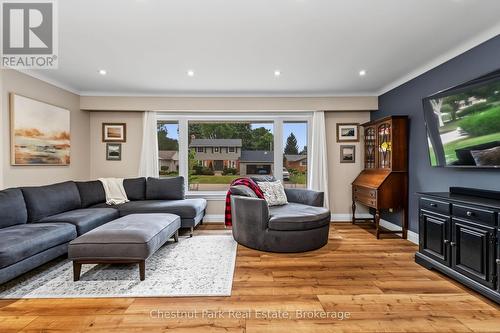 583 6Th Street W, Owen Sound, ON - Indoor Photo Showing Living Room