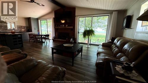 965 West Shore Road, Pelee Island, ON - Indoor Photo Showing Living Room