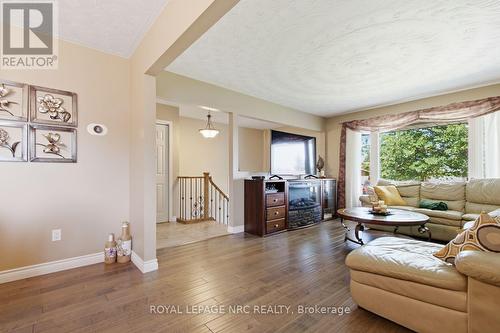 28 Rollins Drive, Welland (N. Welland), ON - Indoor Photo Showing Living Room