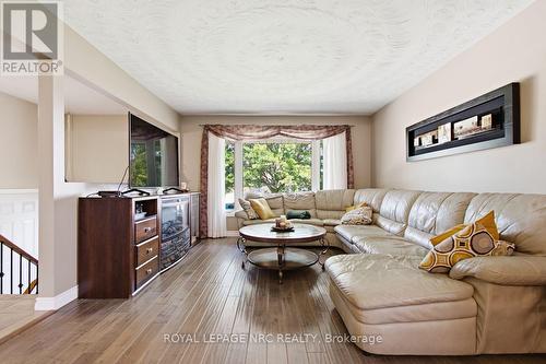 28 Rollins Drive, Welland (N. Welland), ON - Indoor Photo Showing Living Room