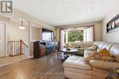 28 Rollins Drive, Welland (N. Welland), ON - Indoor Photo Showing Living Room
