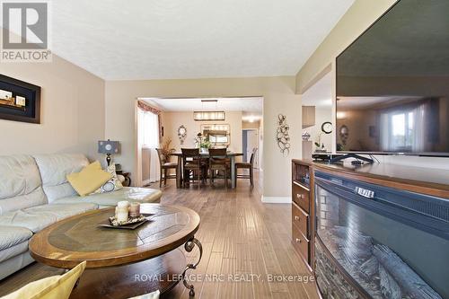 28 Rollins Drive, Welland (N. Welland), ON - Indoor Photo Showing Living Room