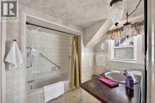 2333 Chilver, Windsor, ON - Indoor Photo Showing Bathroom