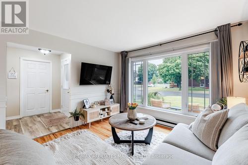 709 Champlain Drive, Cornwall, ON - Indoor Photo Showing Living Room