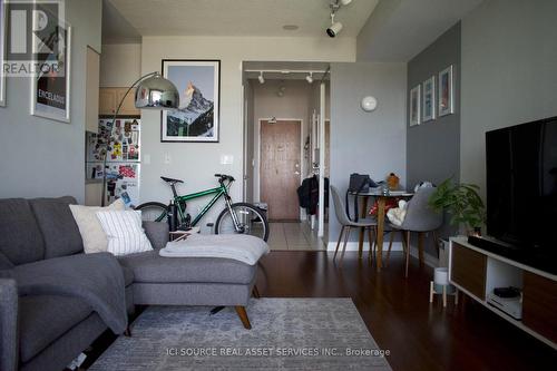 2612 - 219 Fort York Boulevard, Toronto, ON - Indoor Photo Showing Living Room