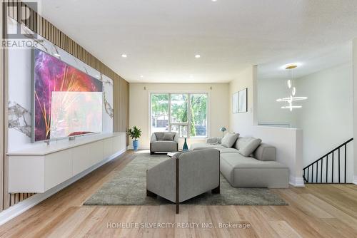 3315 Dwiggin Avenue, Mississauga, ON - Indoor Photo Showing Living Room