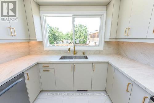 3315 Dwiggin Avenue, Mississauga, ON - Indoor Photo Showing Kitchen