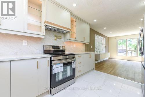 3315 Dwiggin Avenue, Mississauga, ON - Indoor Photo Showing Kitchen With Upgraded Kitchen