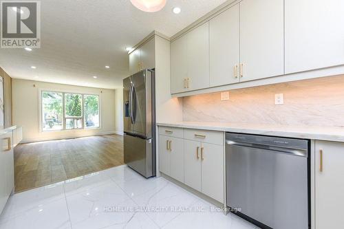 3315 Dwiggin Avenue, Mississauga, ON - Indoor Photo Showing Kitchen