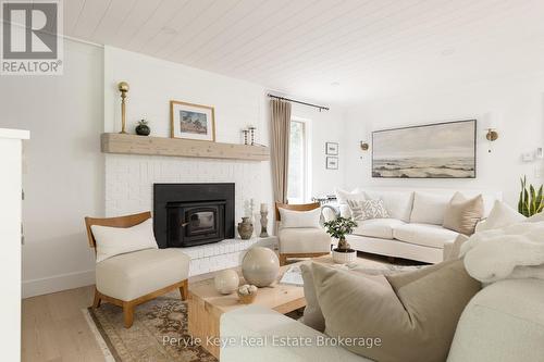 41 South Muskoka Drive, Bracebridge (Macaulay), ON - Indoor Photo Showing Living Room With Fireplace