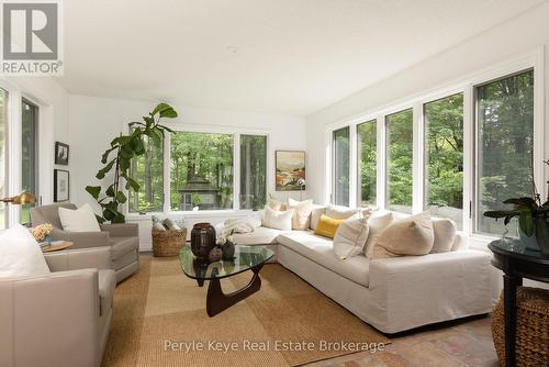 41 South Muskoka Drive, Bracebridge (Macaulay), ON - Indoor Photo Showing Living Room
