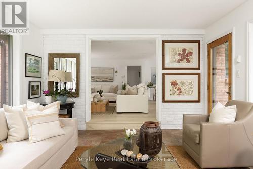 41 South Muskoka Drive, Bracebridge (Macaulay), ON - Indoor Photo Showing Living Room