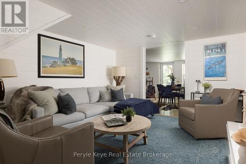 41 South Muskoka Drive, Bracebridge (Macaulay), ON - Indoor Photo Showing Living Room