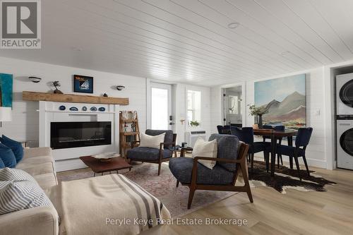 41 South Muskoka Drive, Bracebridge (Macaulay), ON - Indoor Photo Showing Living Room With Fireplace