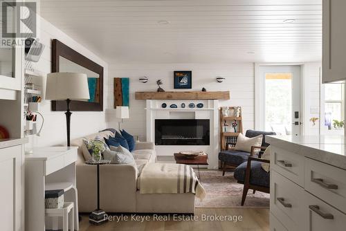41 South Muskoka Drive, Bracebridge (Macaulay), ON - Indoor Photo Showing Living Room With Fireplace