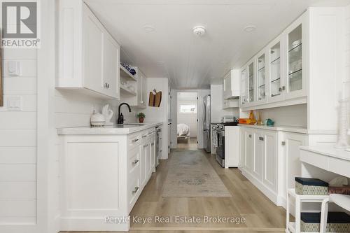 41 South Muskoka Drive, Bracebridge (Macaulay), ON - Indoor Photo Showing Kitchen