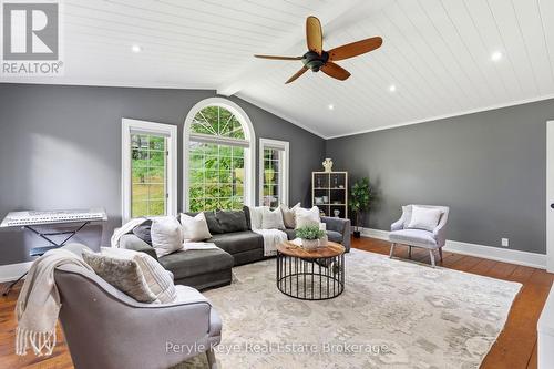 179 Santa'S Village Road, Bracebridge (Monck (Bracebridge)), ON - Indoor Photo Showing Living Room