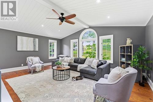 179 Santa'S Village Road, Bracebridge (Monck (Bracebridge)), ON - Indoor Photo Showing Living Room