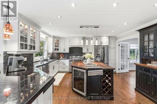 179 Santa'S Village Road, Bracebridge (Monck (Bracebridge)), ON - Indoor Photo Showing Kitchen With Upgraded Kitchen