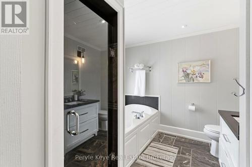 179 Santa'S Village Road, Bracebridge (Monck (Bracebridge)), ON - Indoor Photo Showing Bathroom