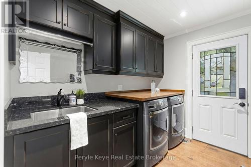 179 Santa'S Village Road, Bracebridge (Monck (Bracebridge)), ON - Indoor Photo Showing Laundry Room