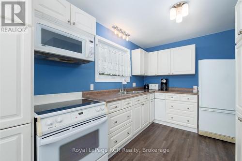10 1St Ave South Avenue S, Native Leased Lands, ON - Indoor Photo Showing Kitchen With Double Sink