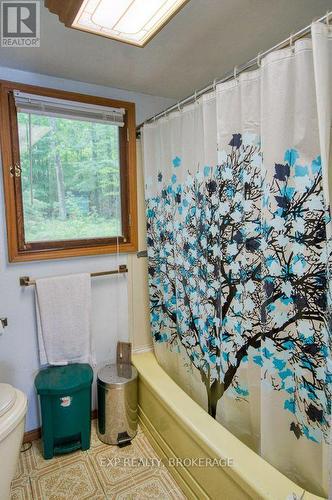 148B Oak Shores Lane, Frontenac (Frontenac South), ON - Indoor Photo Showing Bathroom
