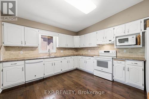 632 Hoover Place, Strathroy-Caradoc (Mount Brydges), ON - Indoor Photo Showing Kitchen