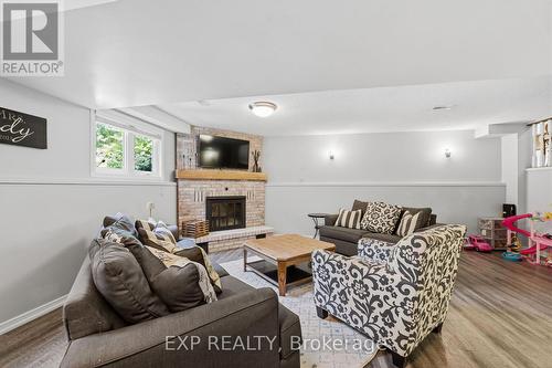 632 Hoover Place, Strathroy-Caradoc (Mount Brydges), ON - Indoor Photo Showing Living Room With Fireplace