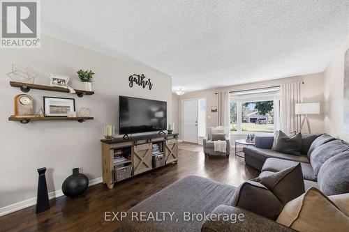 632 Hoover Place, Strathroy-Caradoc (Mount Brydges), ON - Indoor Photo Showing Living Room