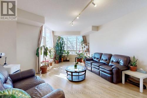 163 - 23 Cox Boulevard, Markham, ON - Indoor Photo Showing Living Room