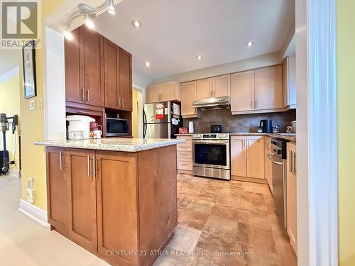 73 Stately Way, Markham, ON - Indoor Photo Showing Kitchen